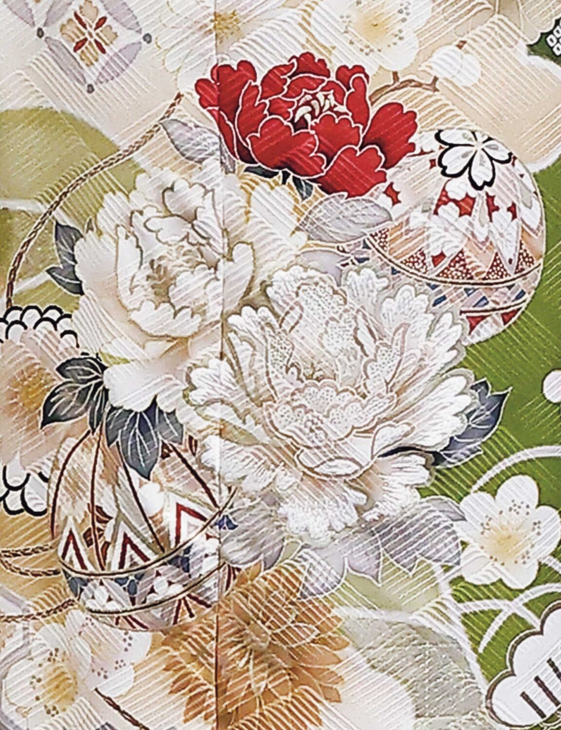 赤と白の花柄振袖に緑の帯締を合わせた女性の晴れ姿