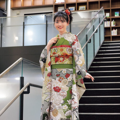 赤と白の花柄振袖に緑の帯締を合わせた女性の晴れ姿