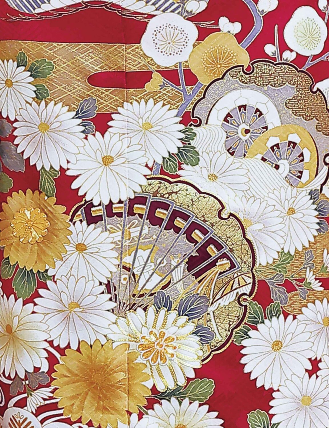 深紅の振袖に菊と金彩があしらわれ、緑の帯締が映える女性の晴れ姿