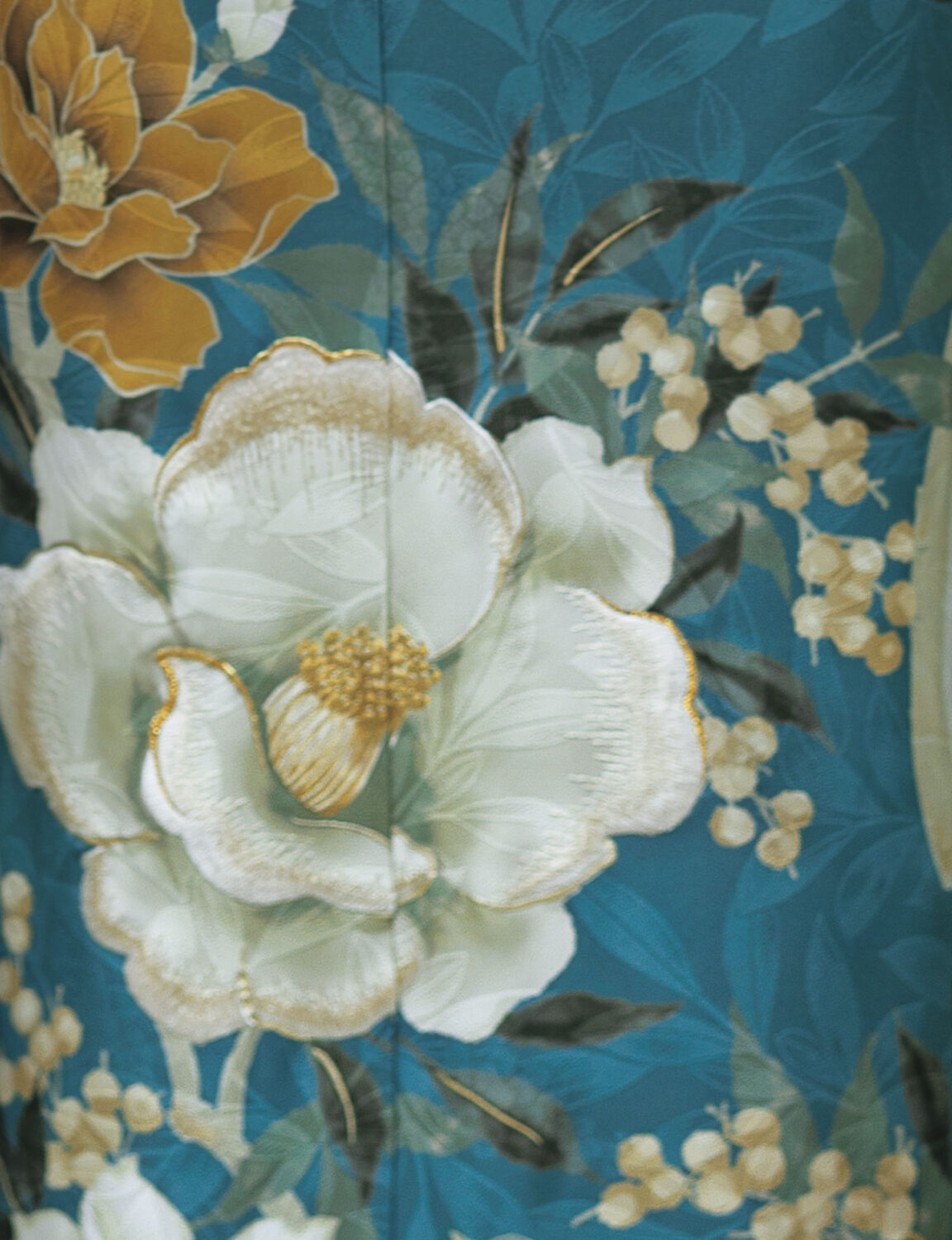 青緑の振袖に白・黄の花柄と金銀の帯締を合わせた華やかで上品な着こなし