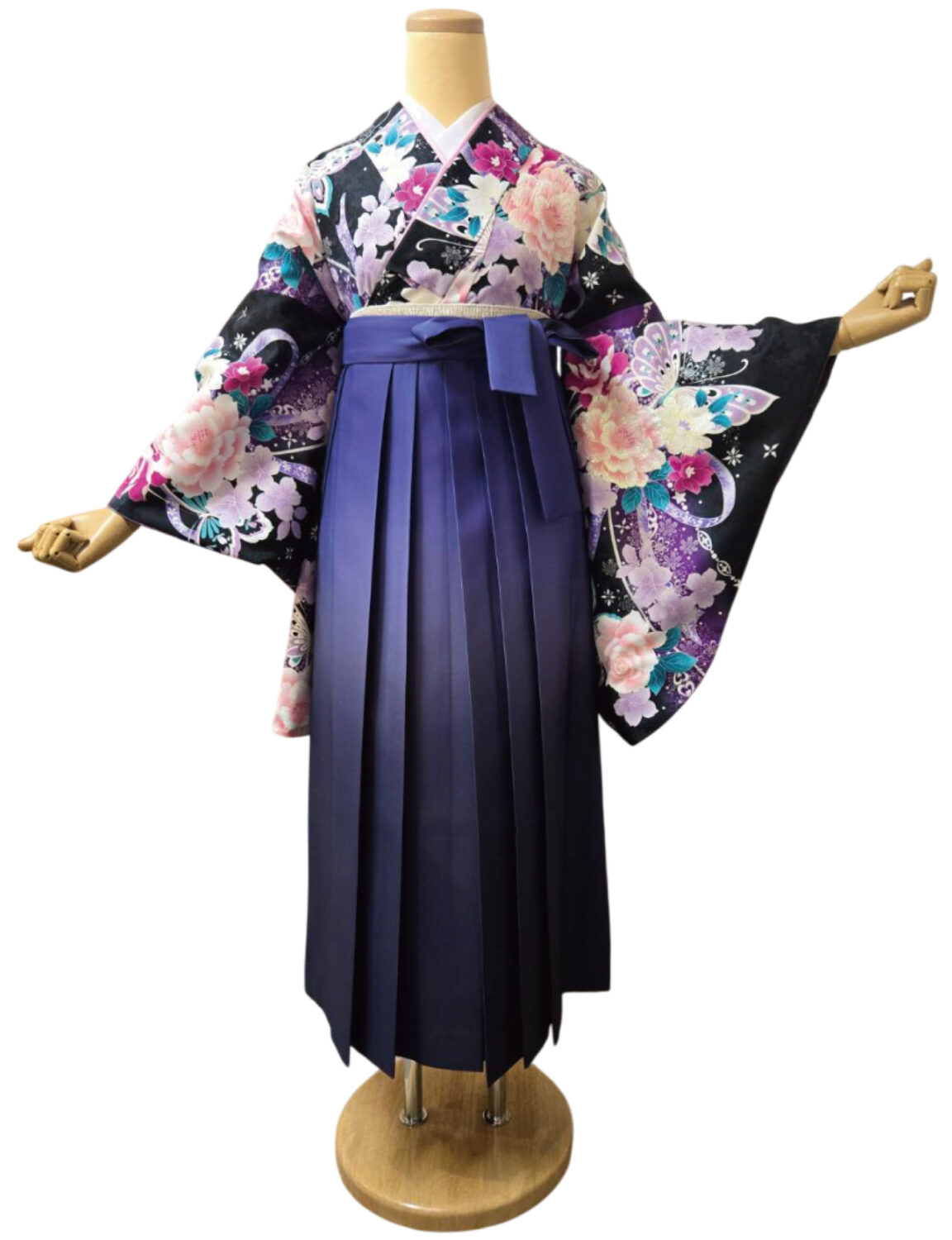 星のような輝きが散りばめられた、花と蝶のモチーフが美しい着物姿