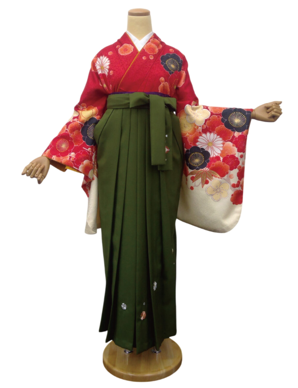 赤地に菊や梅の花柄が咲く華やかな着物と袴スタイル。