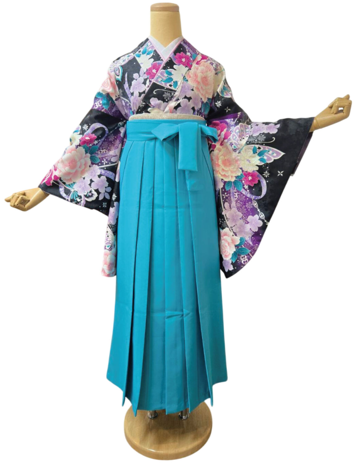 星のような輝きが散りばめられた、花と蝶のモチーフが美しい着物姿