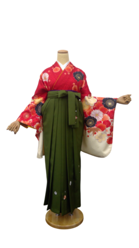 赤地に菊や梅の花柄が咲く華やかな着物と袴スタイル。