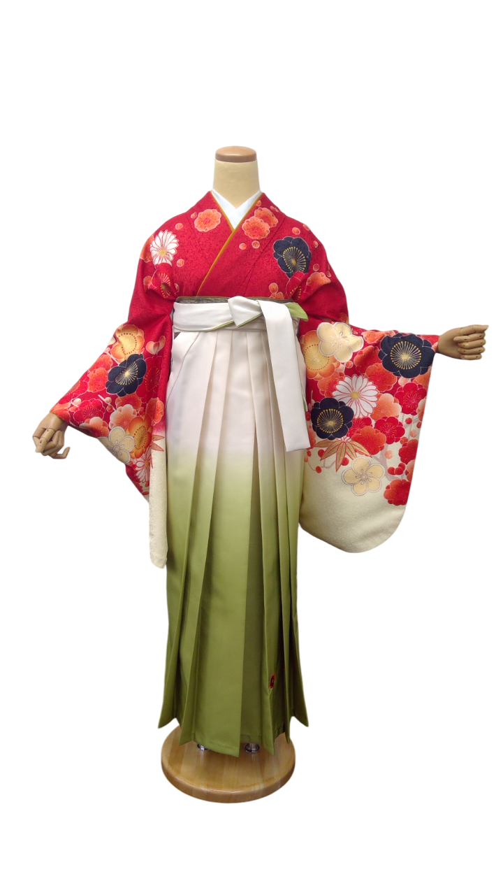 赤地に菊や梅の花柄が咲く華やかな着物と袴スタイル。