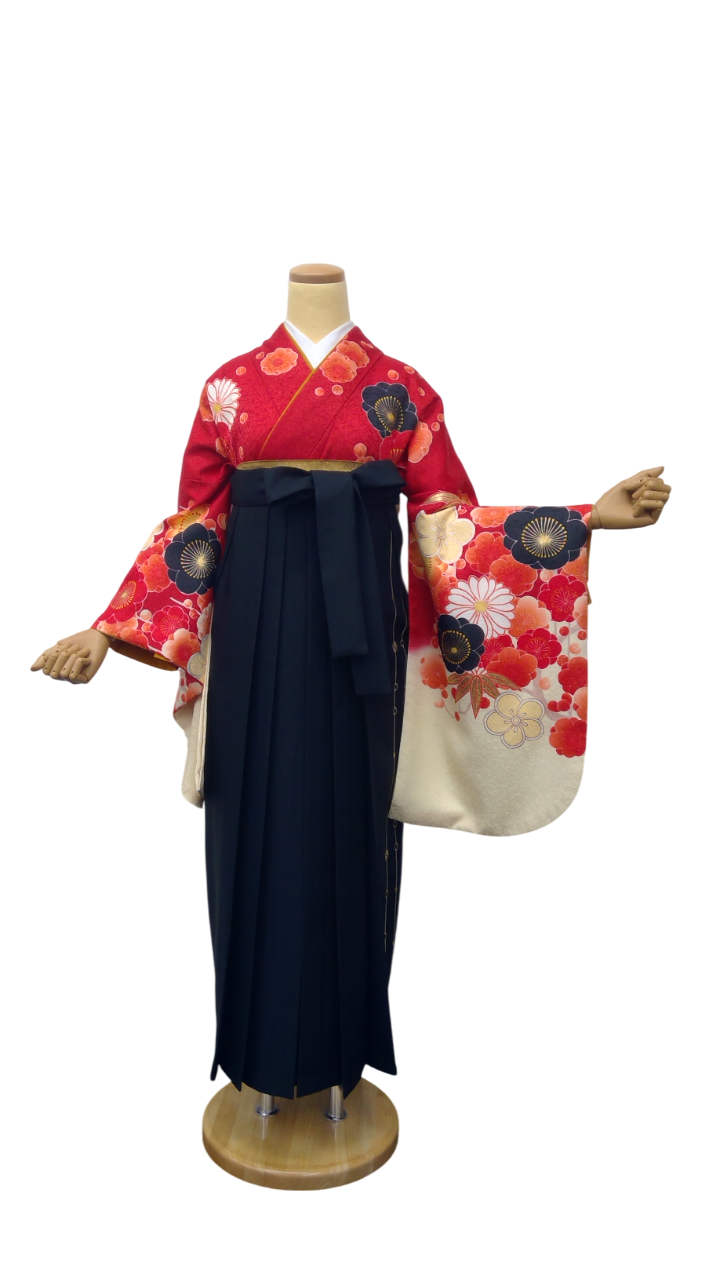 赤地に菊や梅の花柄が咲く華やかな着物と袴スタイル。
