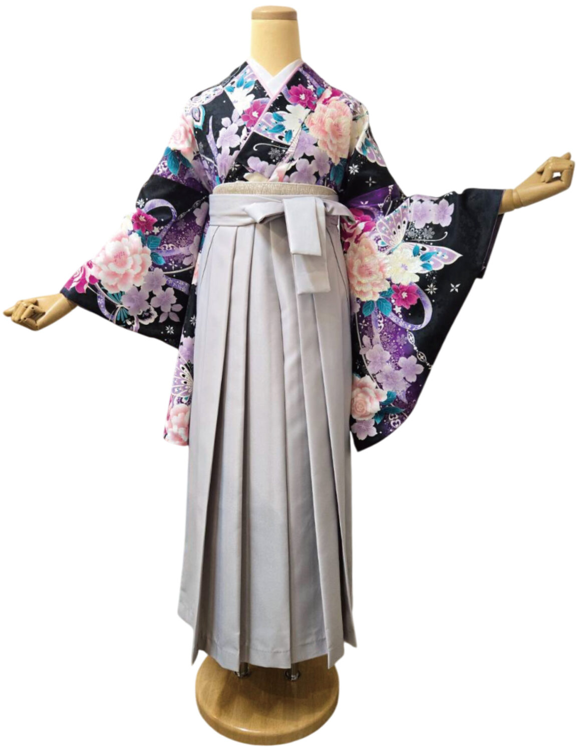 星のような輝きが散りばめられた、花と蝶のモチーフが美しい着物姿