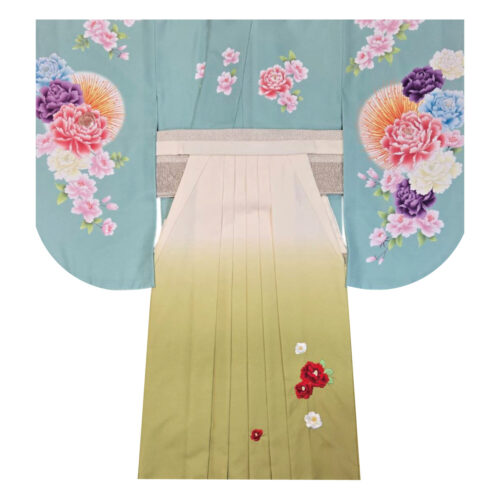 花柄の水色着物と袴を合わせた晴れの日の装い