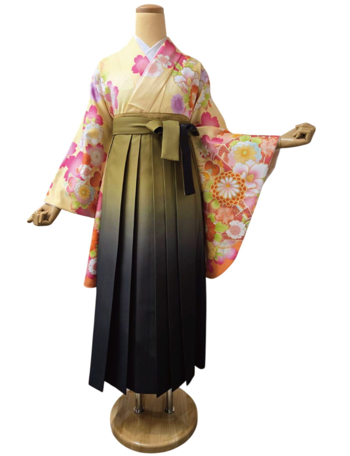 桜と菊の花柄が映えるクリーム地の着物と深紅の袴姿