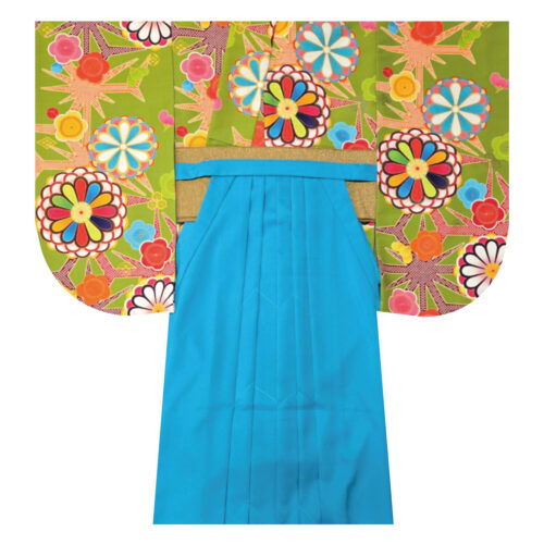 緑地に大輪の花柄が描かれた着物と、選べる色の袴を合わせた華やかな和装