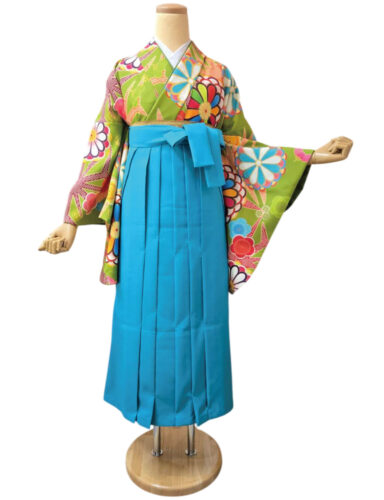 緑地に大輪の花柄が描かれた着物と、選べる色の袴を合わせた華やかな和装