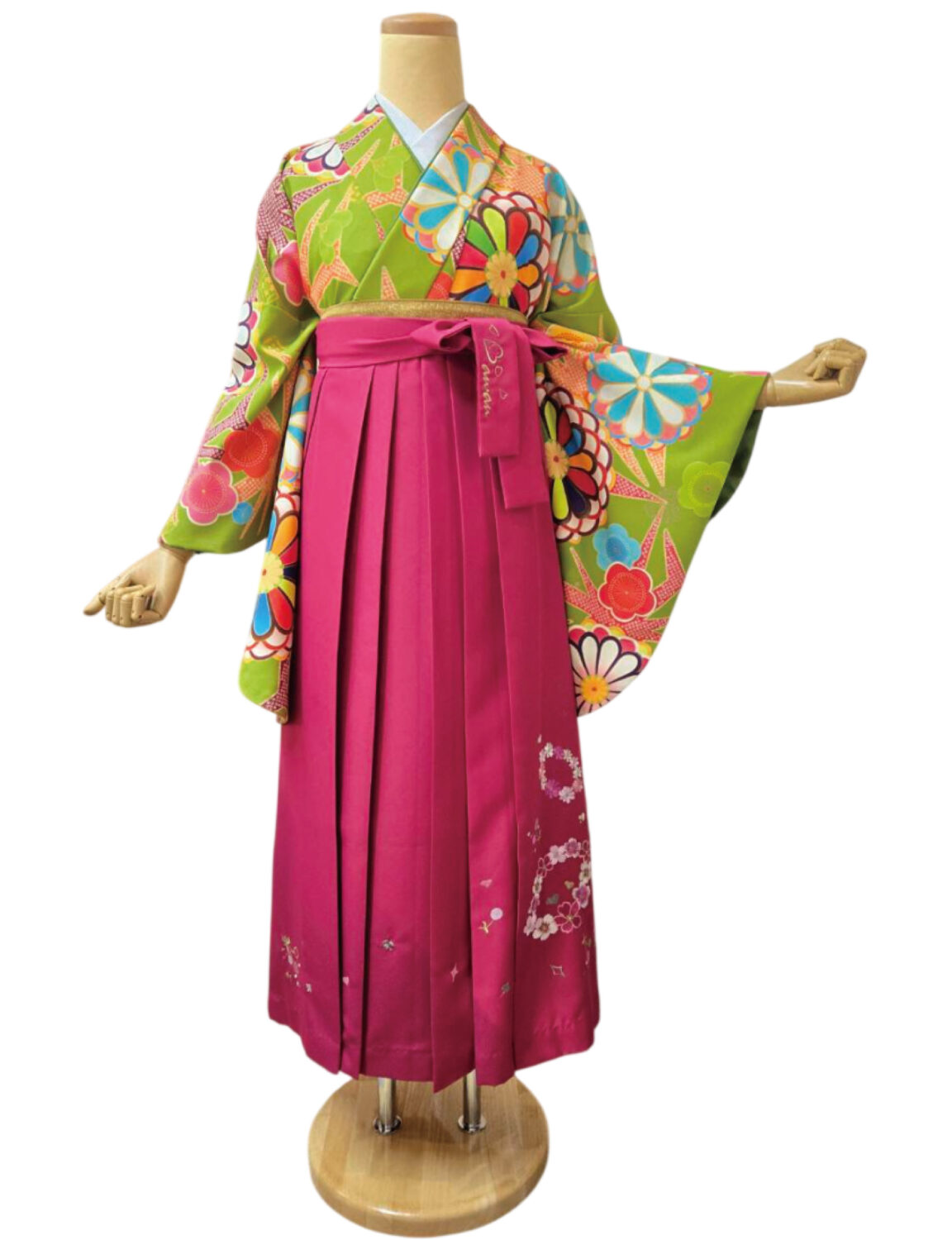 緑地に大輪の花柄が描かれた着物と、選べる色の袴を合わせた華やかな和装