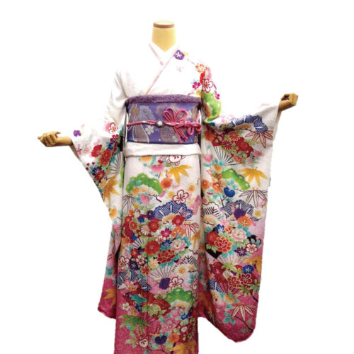 白色の裾に桃色ピンクぼかしの振袖レンタルMサイズです。松竹梅の古典柄。