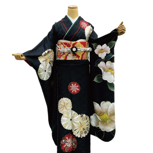 黒色の振袖レンタルです。Mサイズの大柄の椿柄の振袖レンタルです。