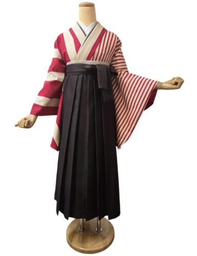 赤とクリームの縞模様の着物に黒袴を合わせた和装スタイル