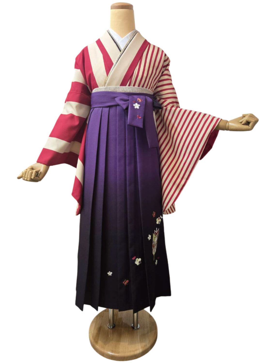 赤とクリームの縞模様の着物に黒袴を合わせた和装スタイル