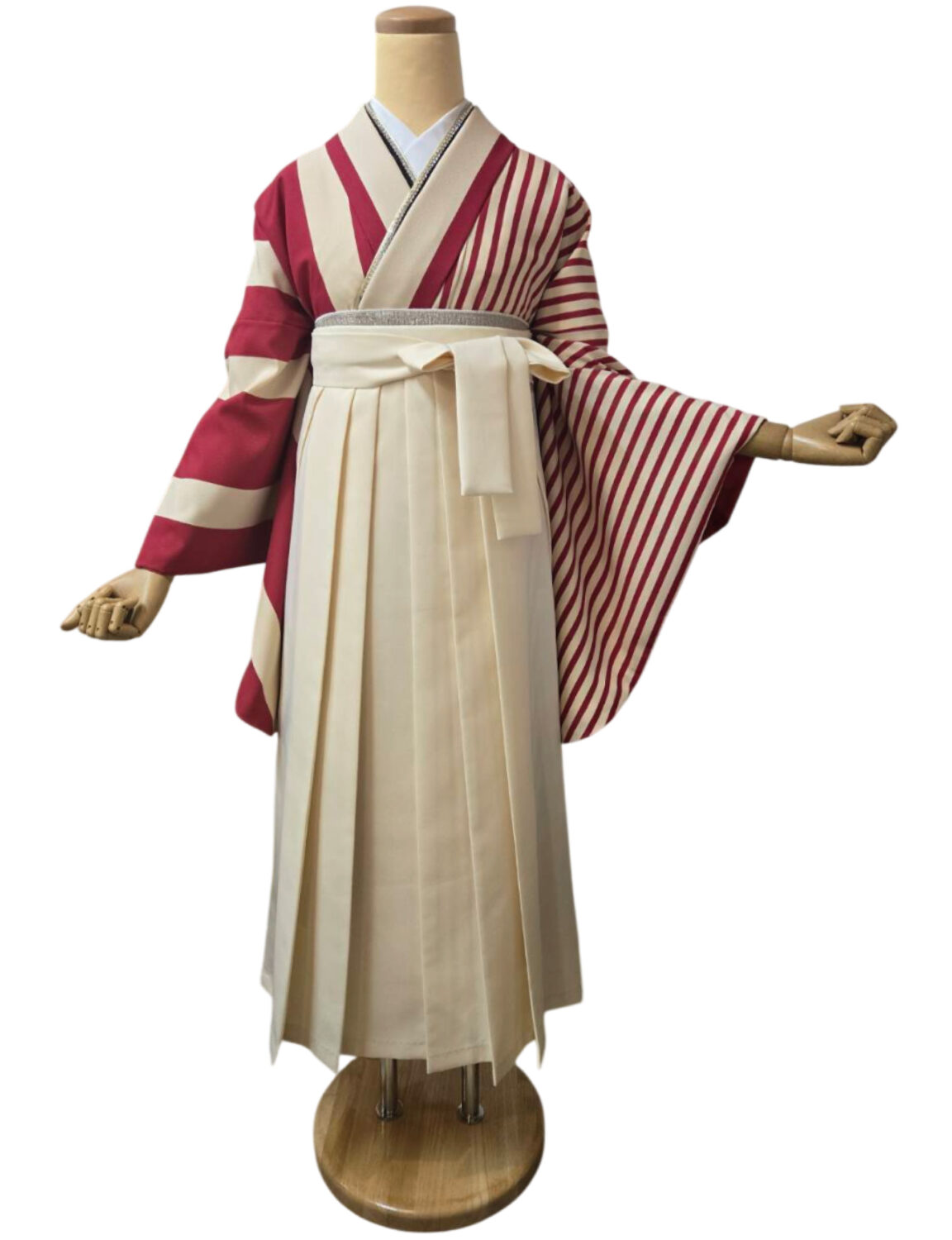 赤とクリームの縞模様の着物に黒袴を合わせた和装スタイル