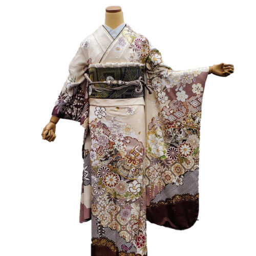 くすみカラーベジュ色の古典柄振袖です。振袖購入も振袖レンタルです。