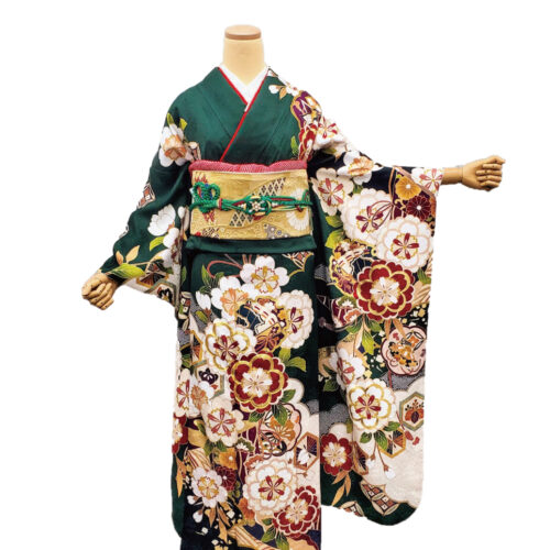 グリーンと墨黒の振袖レンタル。色合わせが大人っぽさを演出。