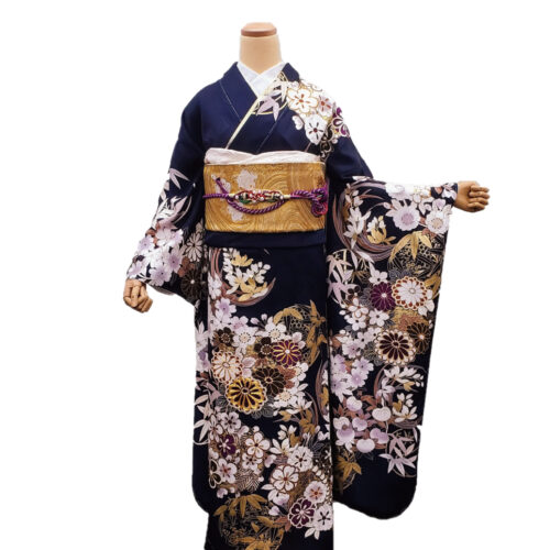 濃紺の四季の花振袖レンタルです。身長161ｃｍ以上でふくよかタイプの振袖レンタルです。