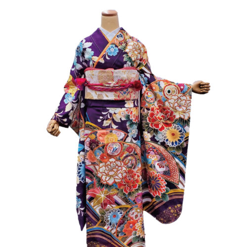 濃紫の四季の花振袖レンタルです。華やかな古典柄です。