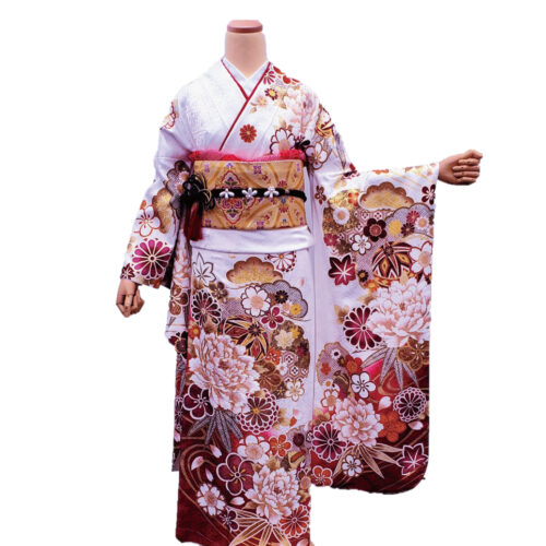 姫路市の成人式で振袖レンタルです。白、赤、ゴールドの重なりが贅沢な振袖レンタル