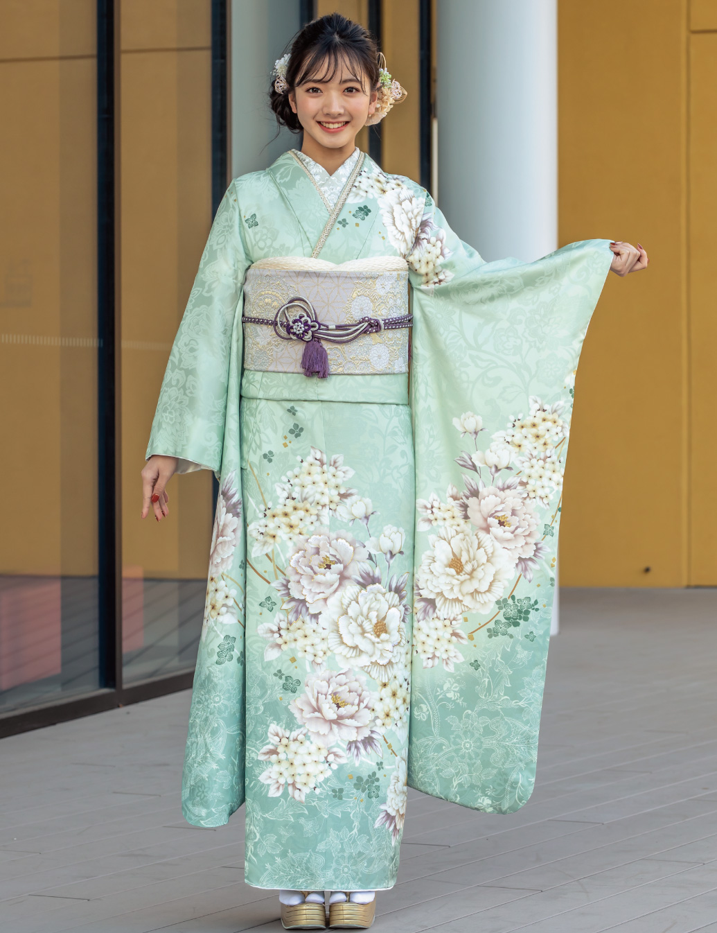 グリーンに、パステルの色使いがロマンティック。清楚なあじさいは見頃を迎え、アクセントの更紗文様を盛り立てます。