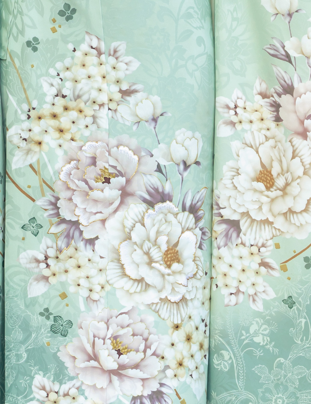 グリーンに、パステルの色使いがロマンティック。清楚なあじさいは見頃を迎え、アクセントの更紗文様を盛り立てます。