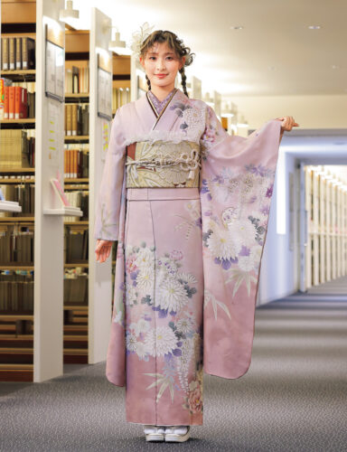 紅梅色の振袖に白菊と藤の花模様の振袖レンタルです。