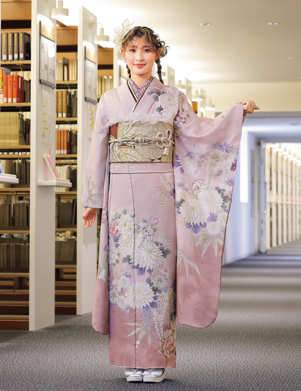 紅梅色の振袖に白菊と藤の花模様の振袖レンタルです。