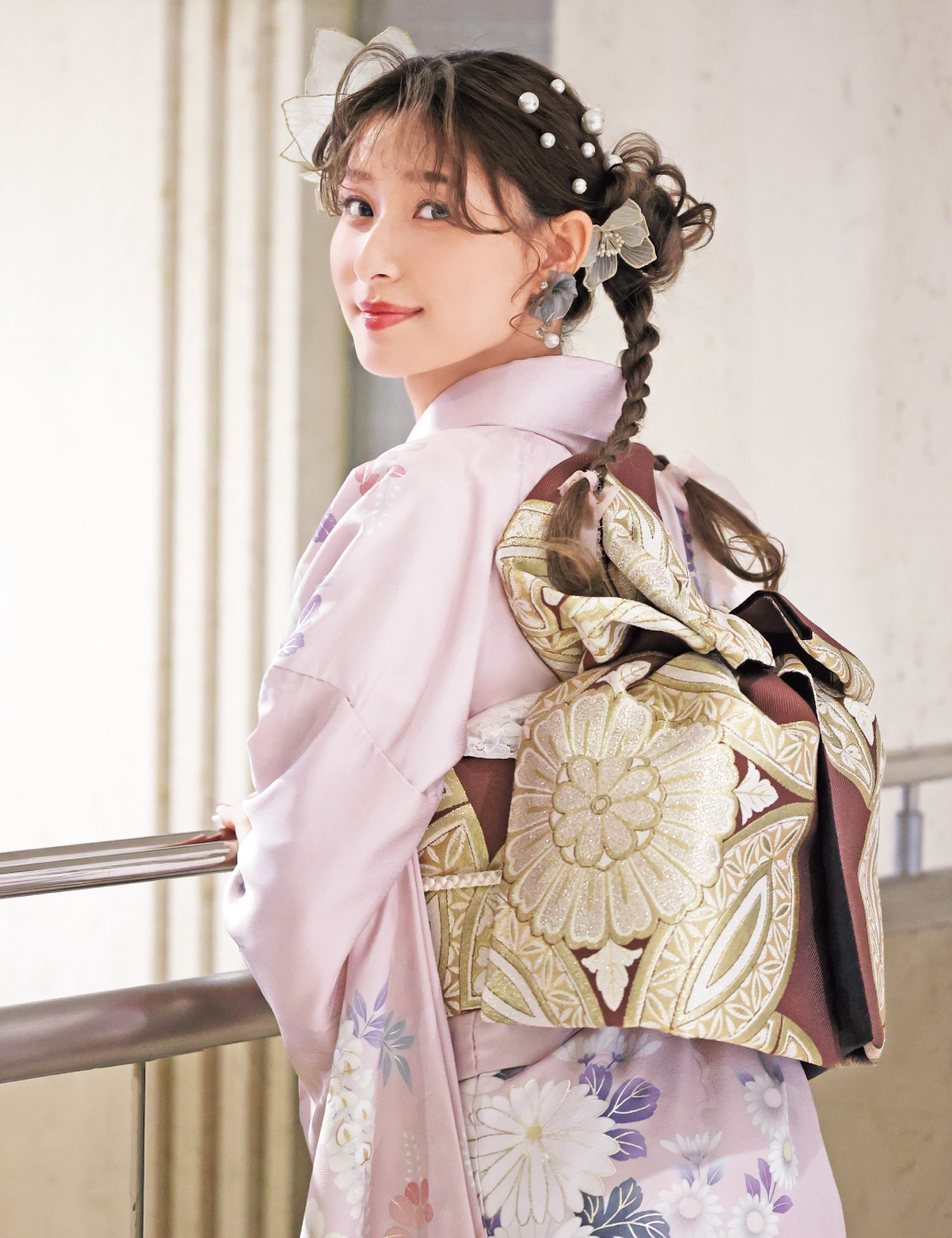 紅梅色の振袖に白菊と藤の花模様の振袖レンタルです。