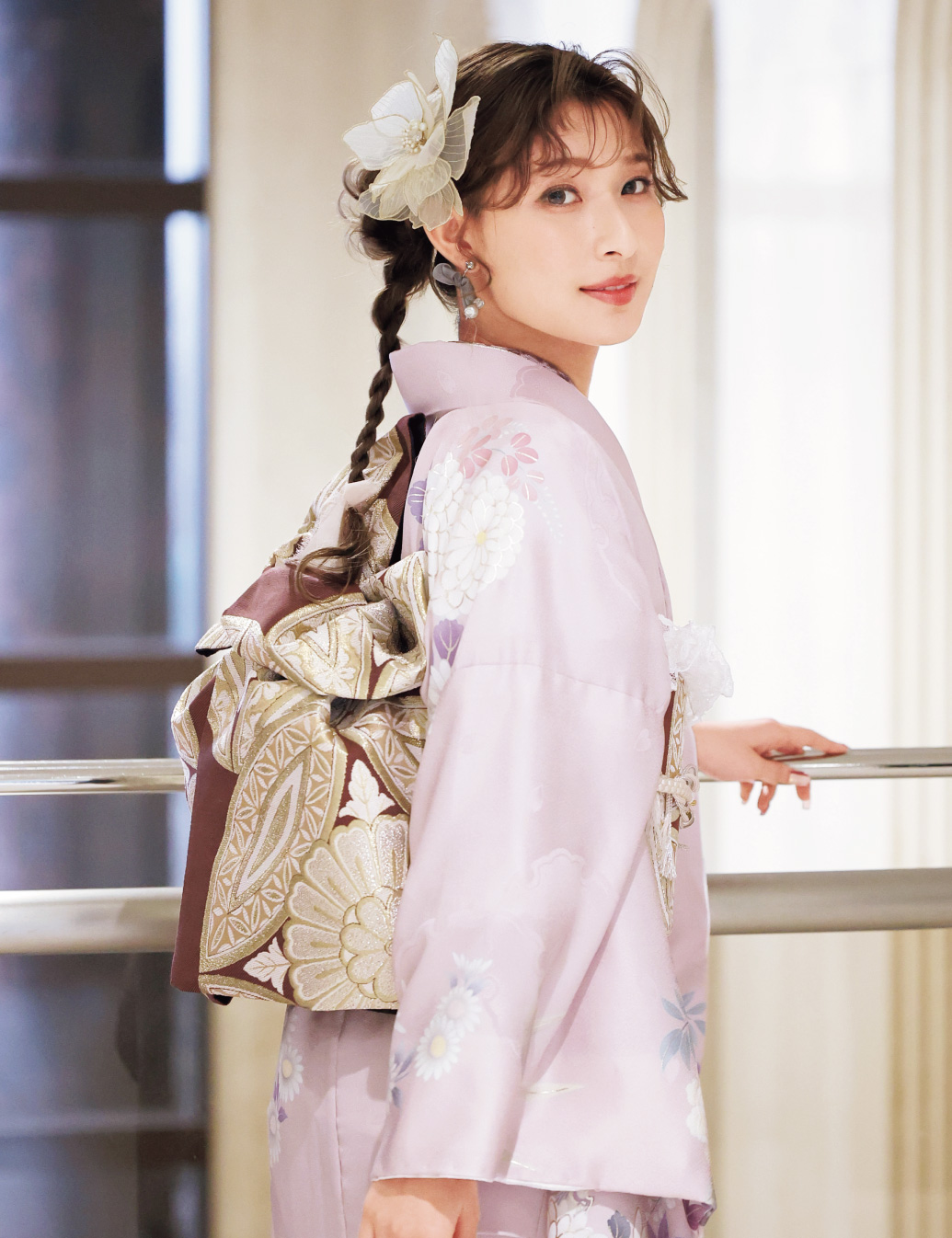 紅梅色の振袖に白菊と藤の花模様の振袖レンタルです。