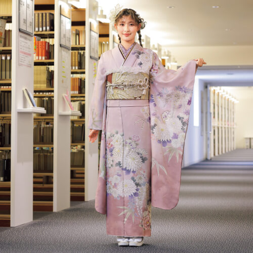 紅梅色の振袖に白菊と藤の花模様の振袖レンタルです。