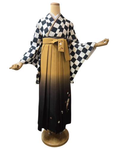 市松模様の着物と花刺繍入り袴のコーディネート例