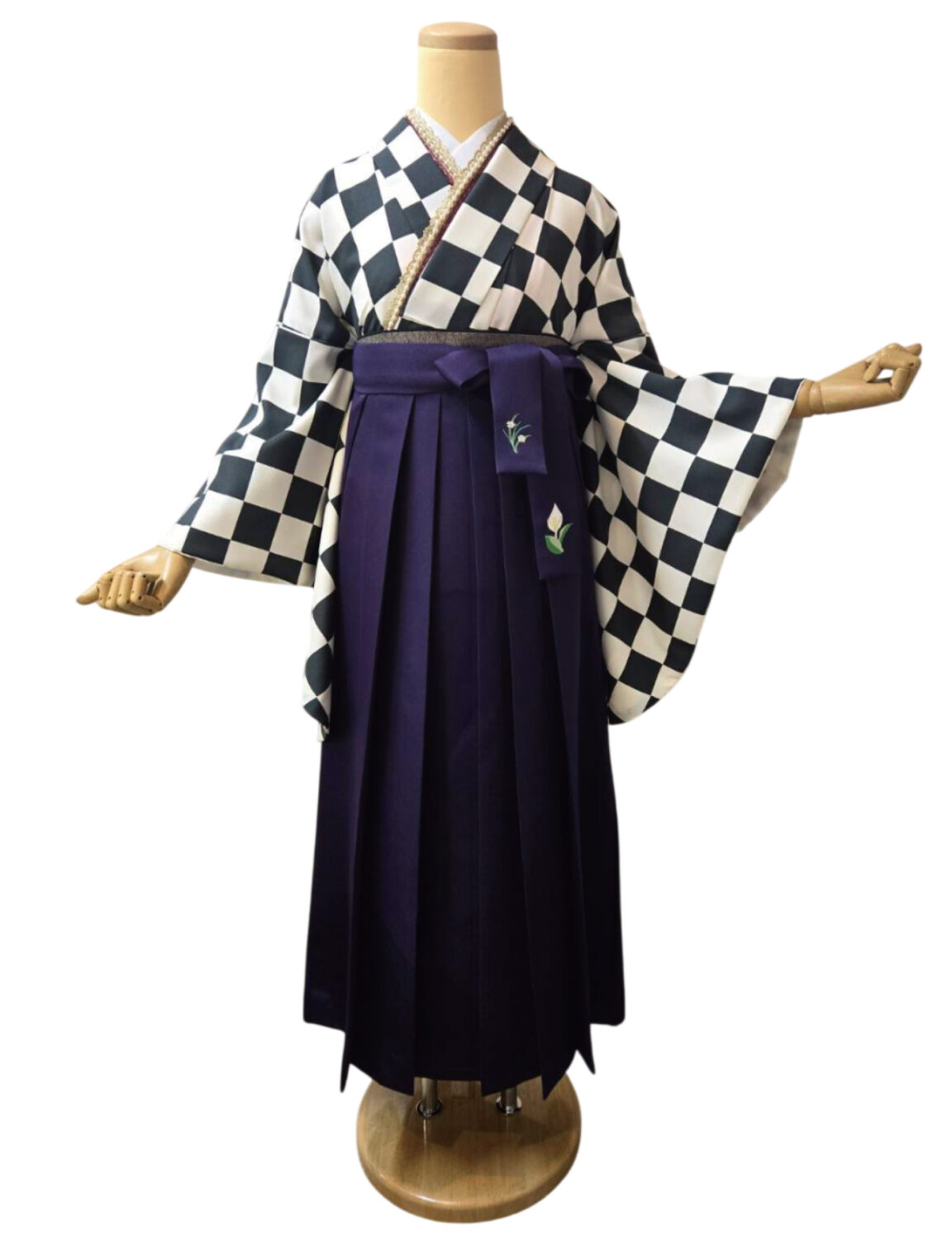 市松模様の着物と花刺繍入り袴のコーディネート例