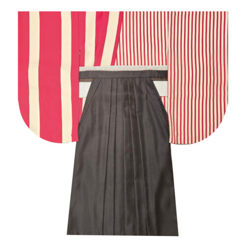 赤とクリームの縞模様の着物に黒袴を合わせた和装スタイル