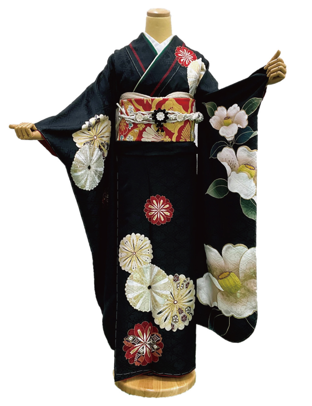 黒色の振袖レンタルです。Mサイズの大柄の椿柄の振袖レンタルです。