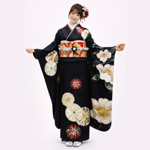 黒色の振袖レンタルです。Mサイズの大柄の椿柄の振袖レンタルです。