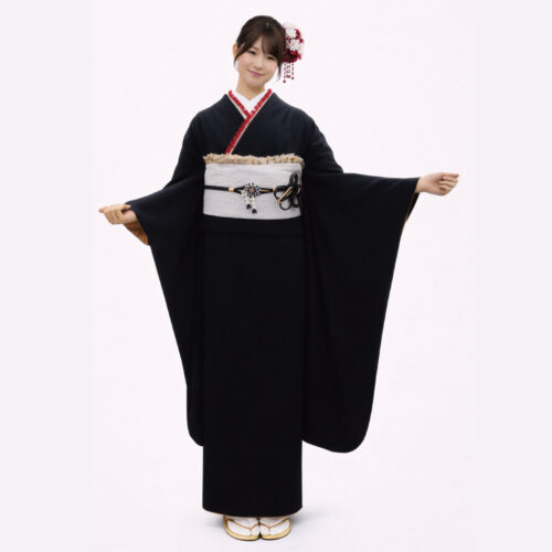 黒色振袖レンタルの小柄な方へＳサイズです。おしゃれな白色のクロコ柄帯です。