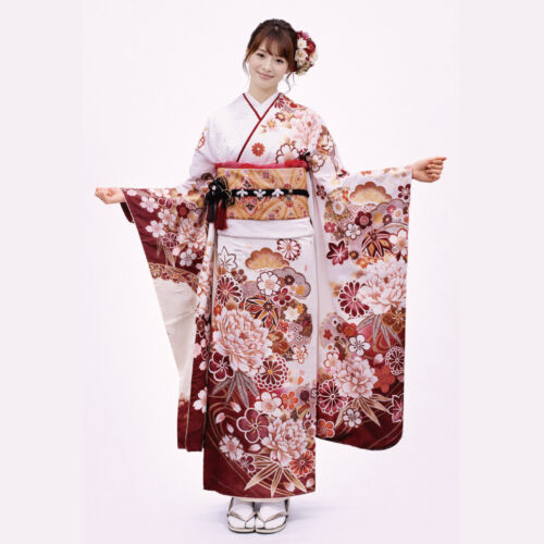 姫路市の成人式で振袖レンタルです。白、赤、ゴールドの重なりが贅沢な振袖レンタル