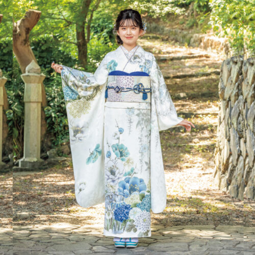 姫路の成人式でおすすめの振袖レンタル　白色に水色のお花が可愛い振袖レンタルＬサイズ