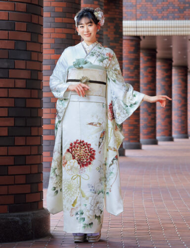 現代風の白振袖菊に牡丹