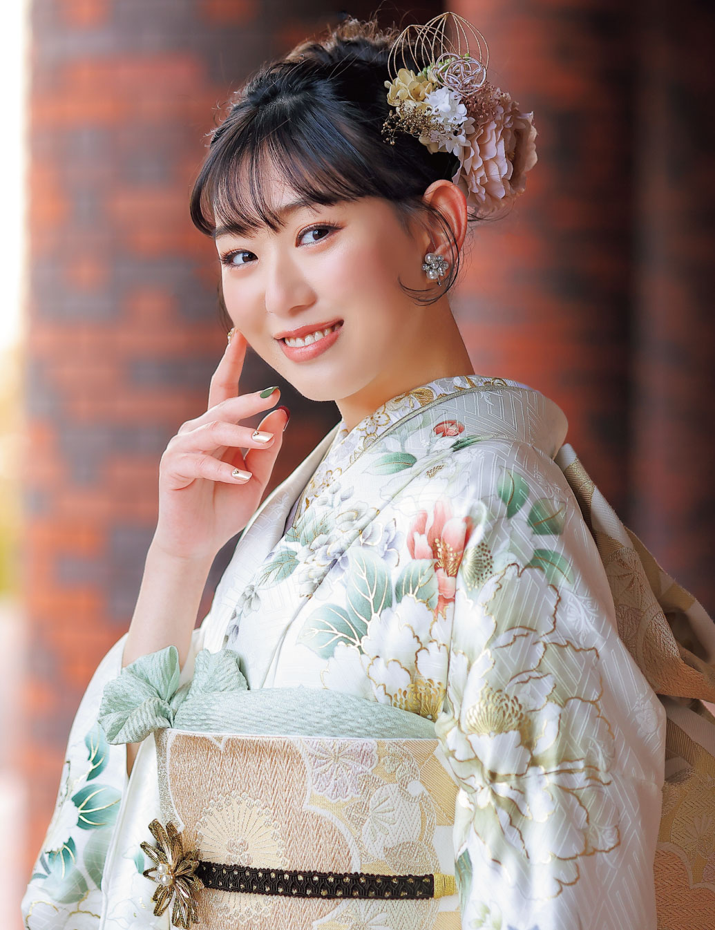 現代風の白振袖菊に牡丹