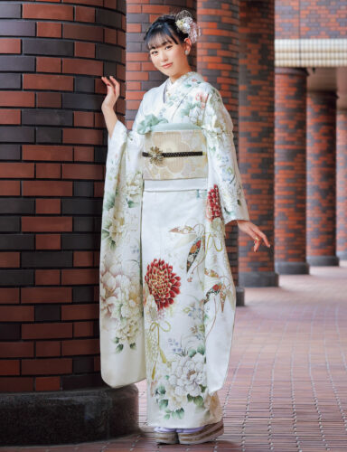 現代風の白振袖菊に牡丹