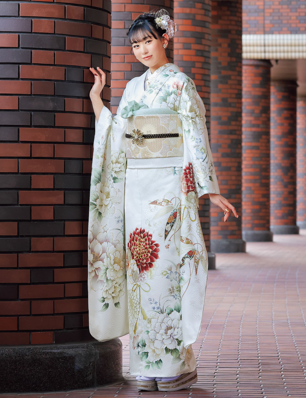 現代風の白振袖菊に牡丹