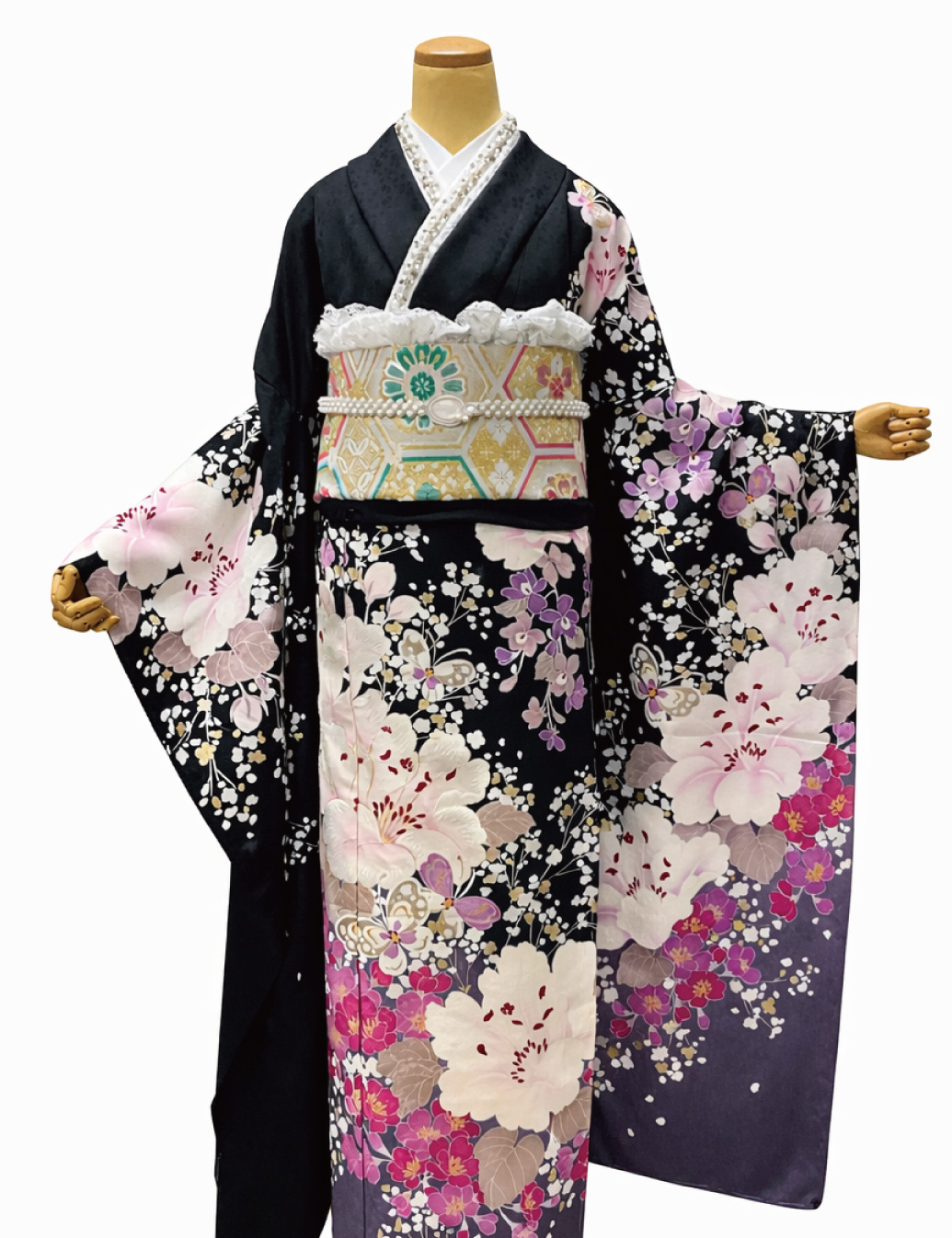 桜や蝶の柄の黒色の振袖レンタルです。