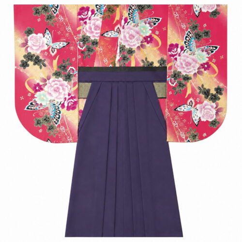 ピンク地に大輪の花と蝶が描かれた振袖に、深みのある色の袴を合わせた華やかな卒業式スタイル。