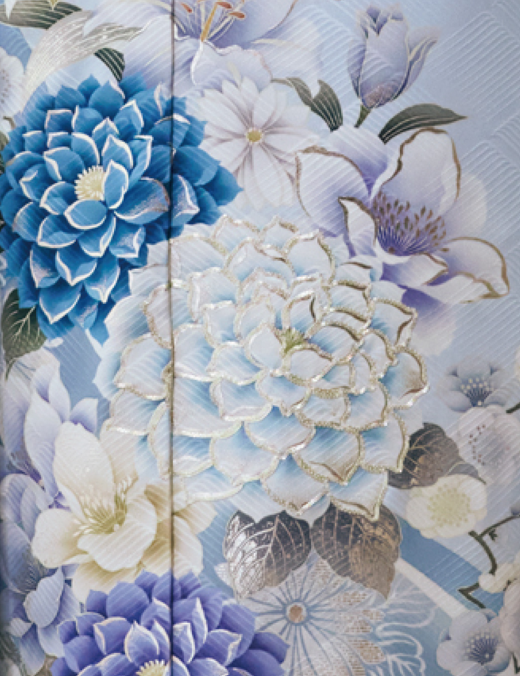 淡い水色の振袖に青・白・薄紫の花柄をあしらい、淡色の帯と紺の帯締を合わせた女性が、爽やかで上品な振袖姿を見せている様子。