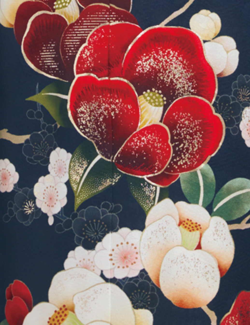 白×紺の切り替え振袖に赤・白・桃の花柄をあしらい、淡色の帯と赤の帯締を合わせた女性が、華やかな振袖姿を見せている様子。