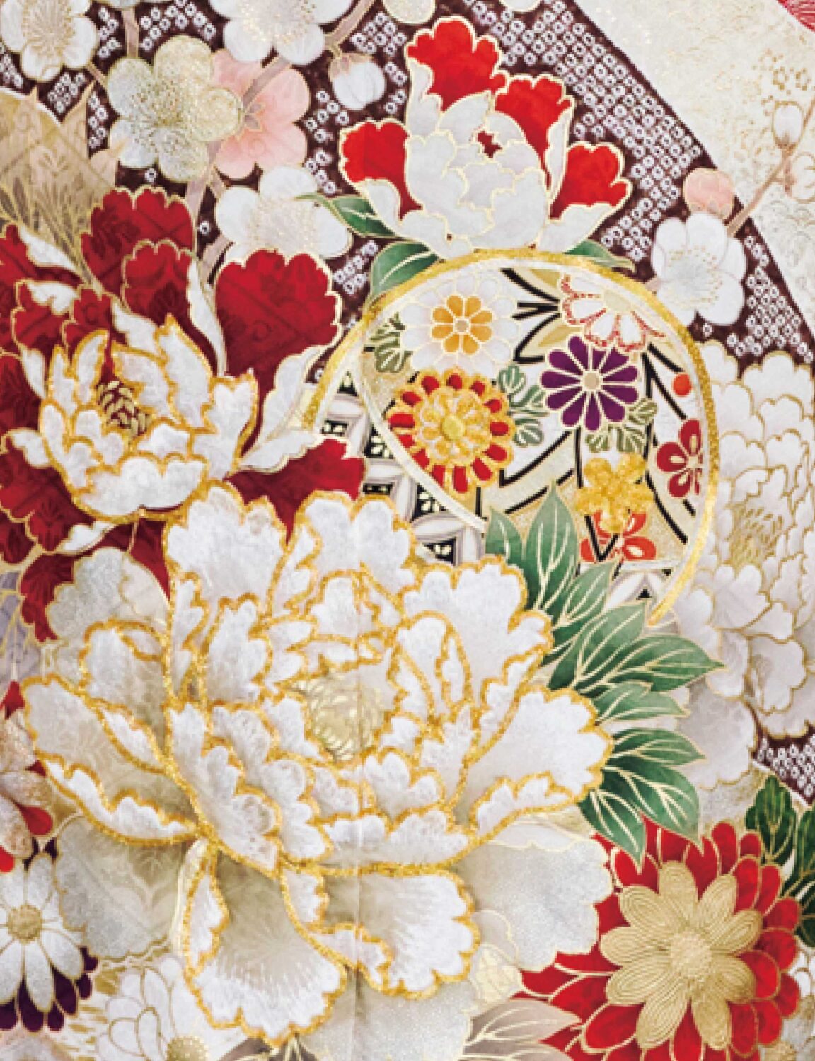 白・金・赤・黒の花柄をあしらった振袖に、黒帯と白の帯締を合わせた女性が、重厚で華やかな振袖姿を見せている様子。